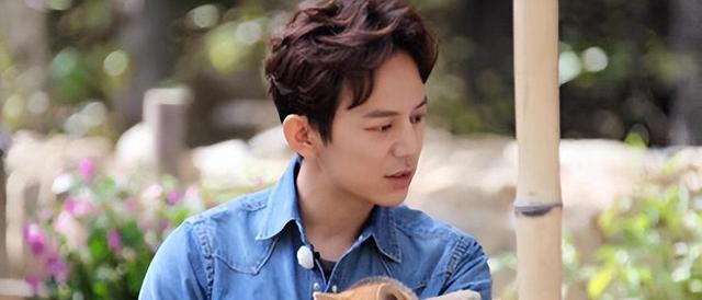 何炅突然官宣,全网炸了:25年了,我们公开吧!