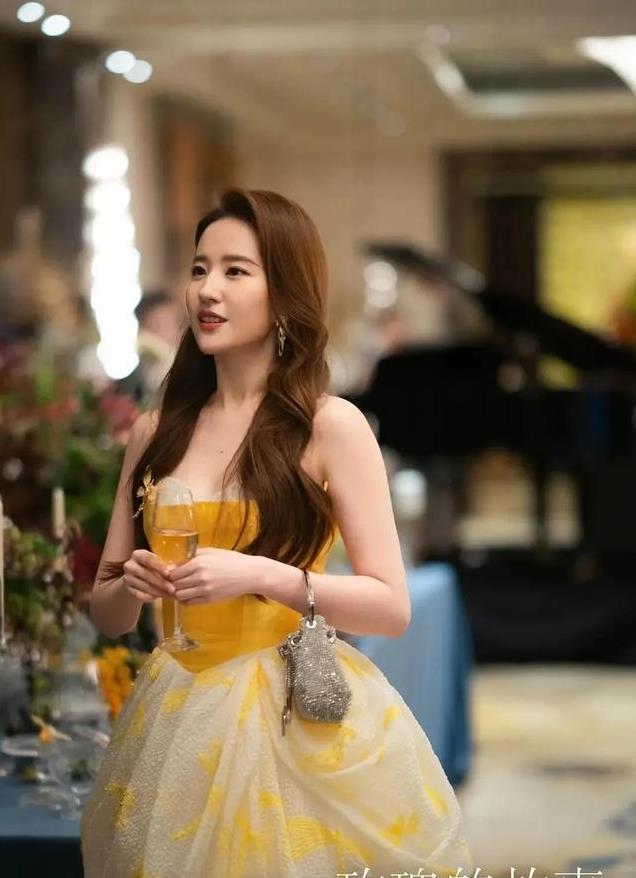 看到15岁王诗龄和37岁刘亦菲同框，明白了皮相美和矜持美的区别