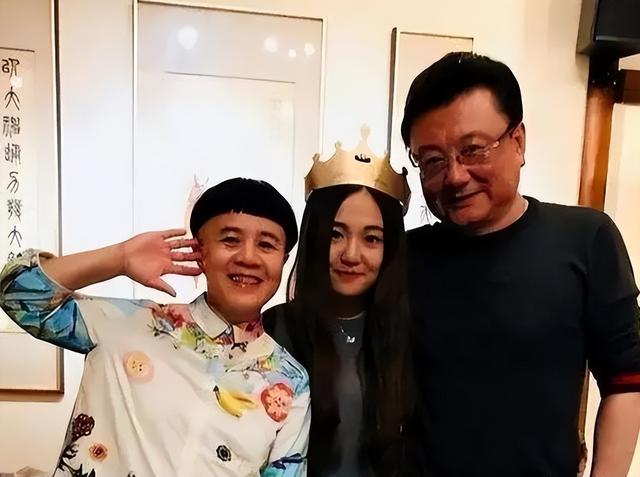 掉价！金龟子为素人主持婚礼，穿卡通衫太丢人，鞋底厚的如踩高跷