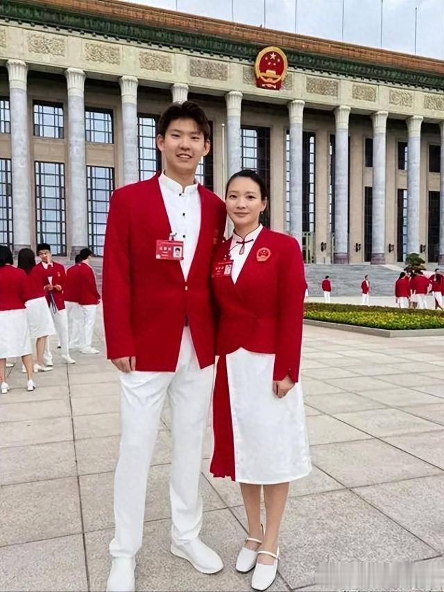 黄雅琼晒阿那亚情侣大片浓情蜜意好般配刘雨辰妈妈罕见出镜