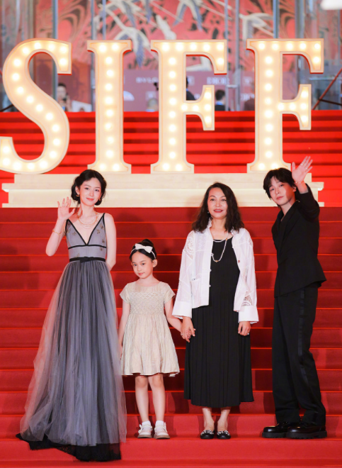 光速和好!周也和六公主碰拳拿糖,网友:一夜之间懂得了人情世故