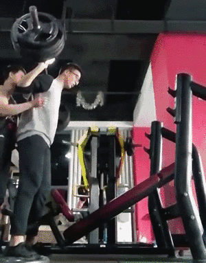 37岁男子因健身时用力过猛，“肠管”掉了出来！瞎练？