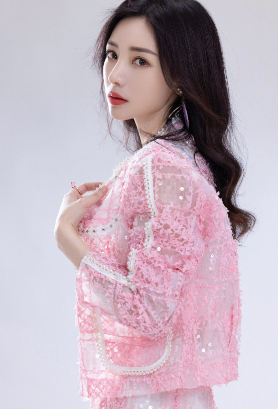 事实证明，靠身材“上位”的柳岩，已经被娱乐圈一步步“吞噬”