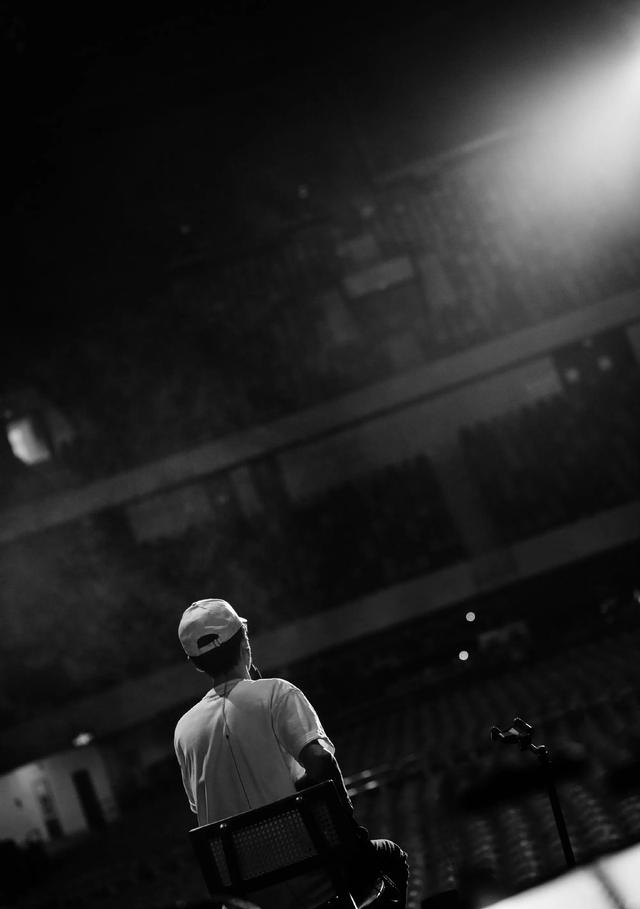 周传雄和女儿同台演出 网友感叹:周传雄说吾家有女初长成 很棒