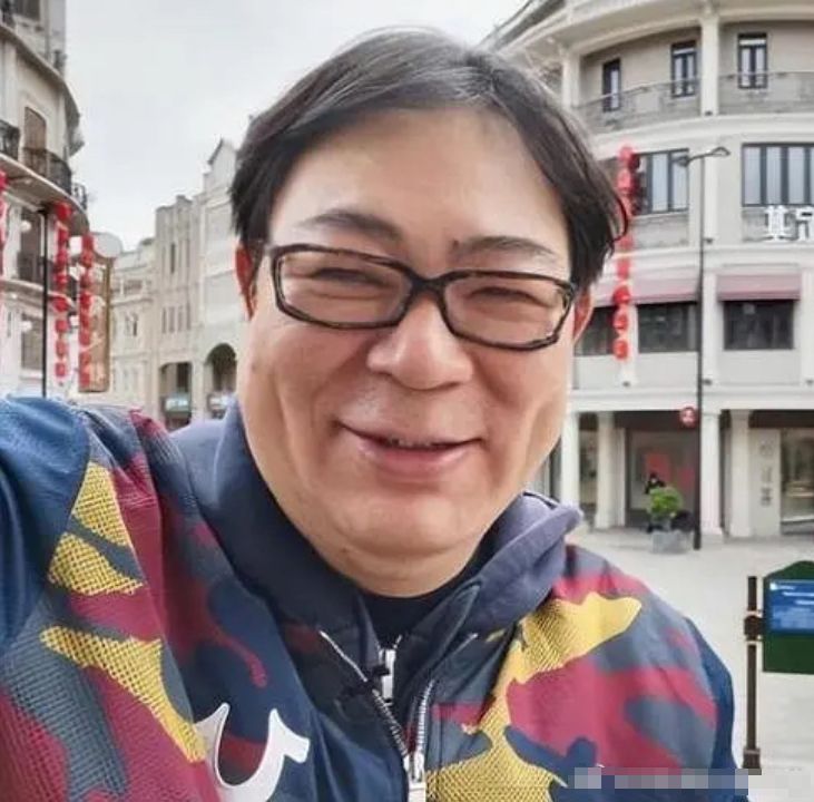 吸引小26岁关晓彤同学,让美女演员未婚生子,52岁高亚麟凭什么?