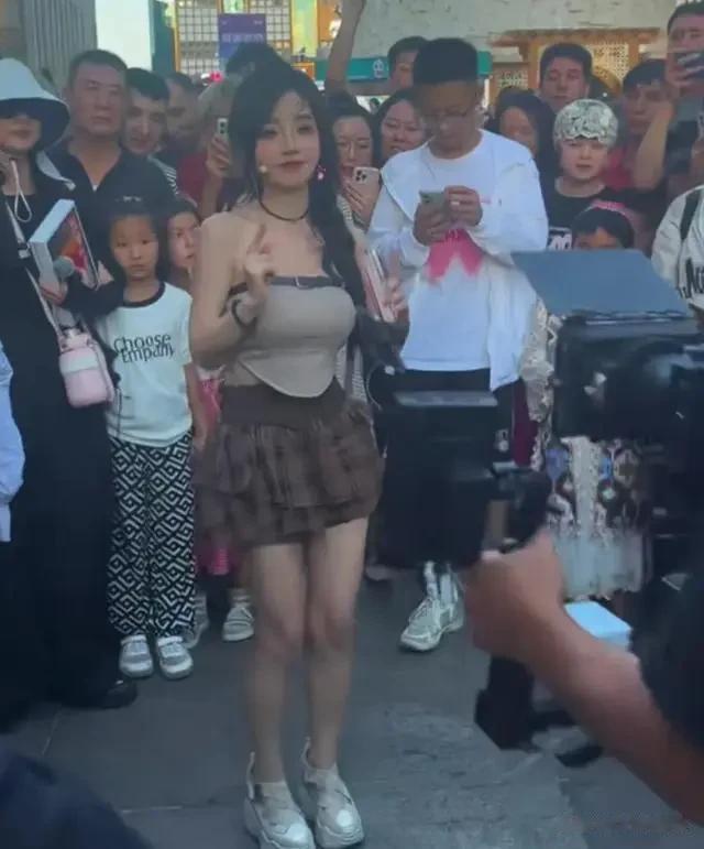 冯提莫在新疆大巴扎游唱,上身丰满下身骨感,化大浓妆显脏!