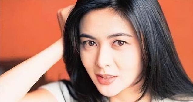 62岁关之琳敦煌约会已婚富豪，举止亲昵引争议，正妻发文感谢