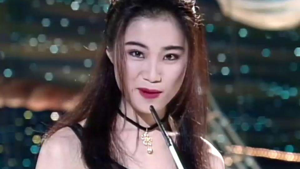 她是混最差港姐冠军，薪水低无戏拍，金融高管老公出轨，开店蚀本