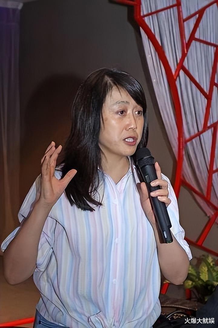 她是“央视名嘴”,因揭露姜昆丑闻被封杀,如今69岁处境如何?