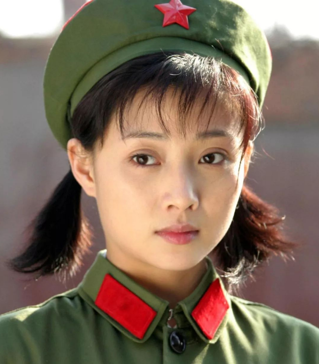 事实证明,44岁“有过5个前任”的殷桃,已经走上了一条不归路