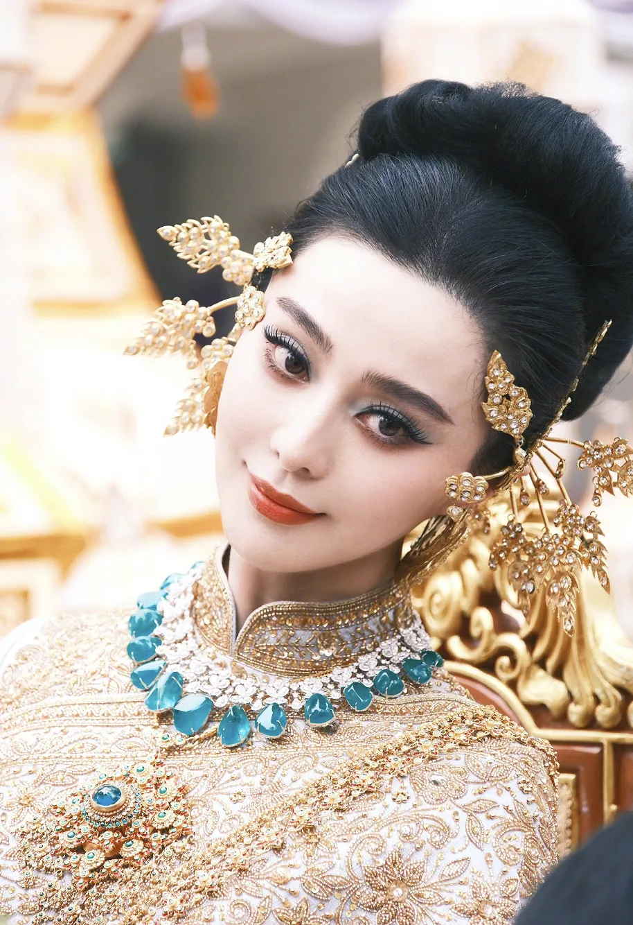 网友偶遇42岁冰冰：坐三蹦子泰国巡游，别人骑大象骑牛她坐三轮车