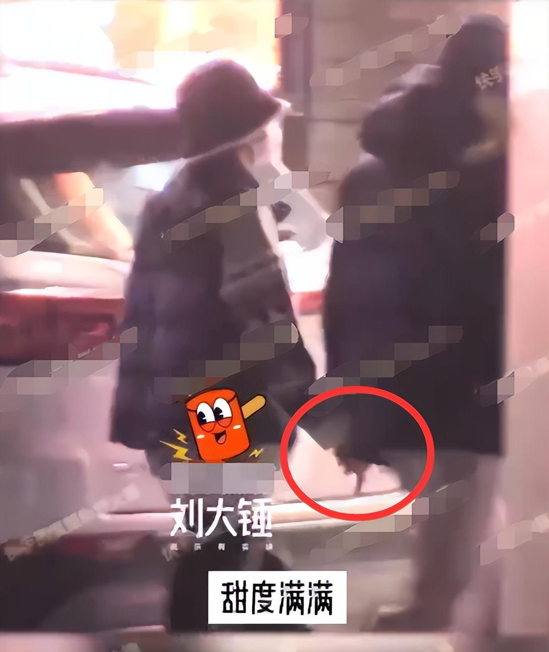 孙怡腾光正同居实锤,两人手牵手举止亲密,孙怡当众穿裤子引热议