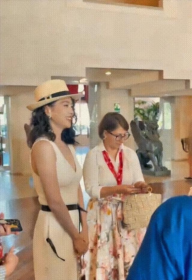 章子怡穿着阿玛尼尖头高跟鞋,她在威尼斯很娇俏,面相也更好了