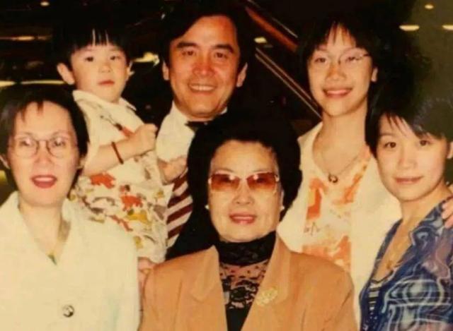 香港第一位影帝:年少风流红透半边天,27岁娶了初恋爱妻如命50年