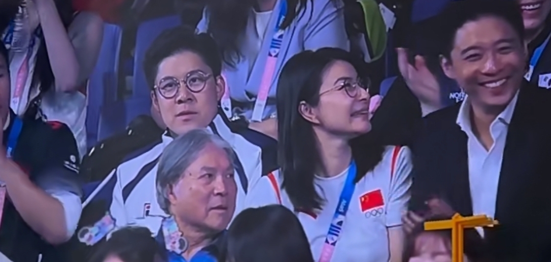 郭晶晶母亲带孙儿赴巴黎看奥运,霍中曦书包上印国旗,还挂了全家福