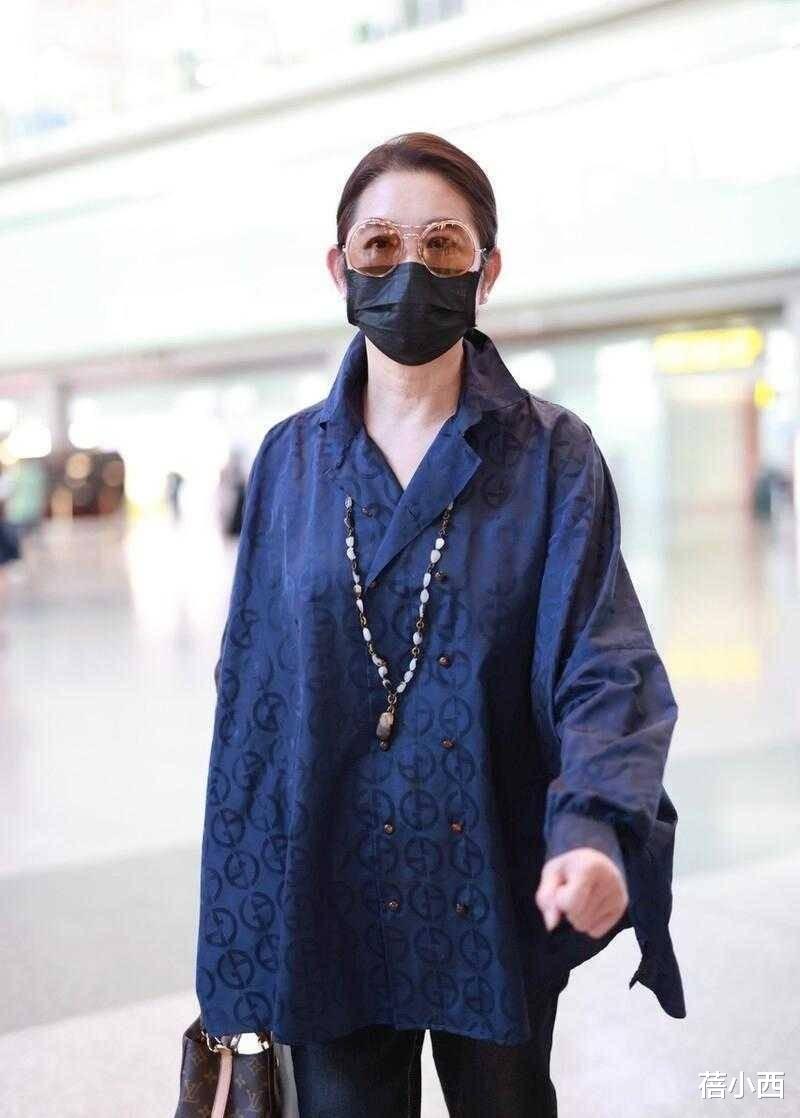 倪萍65岁瘦身变漂亮,走机场还穿风衣,穿出了中老年人的时尚感!
