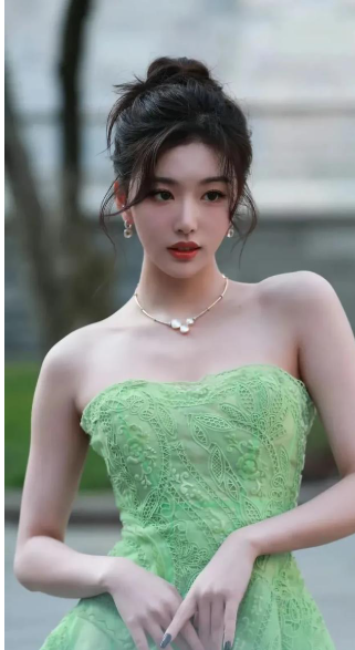 孔雪儿礼服亮相,优雅大方,女人味十足!