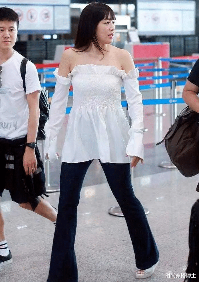 钟丽缇减肥成功剪了刘海,一袭露肩上衣笑容明媚,网友:53岁像23岁