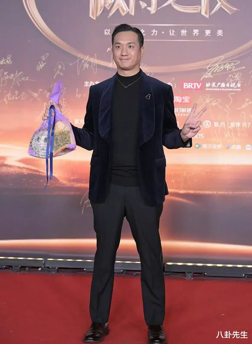 微博之夜红毯：关晓彤陈都灵穿错衣服，杨紫古风造型独特，赵丽颖好美