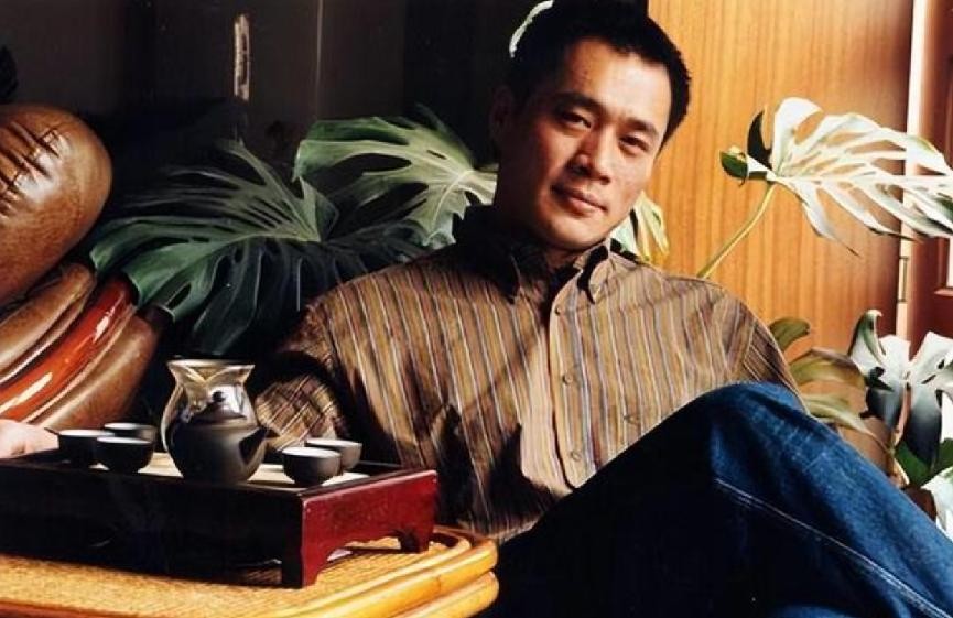 武松丁海峰：娶大自己2岁的初恋，妻子患癌后，为爱在美国砍柴