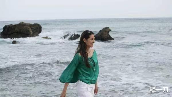 被称为“中国第一美女”，身价亿位却独爱种田，现在49岁隐居