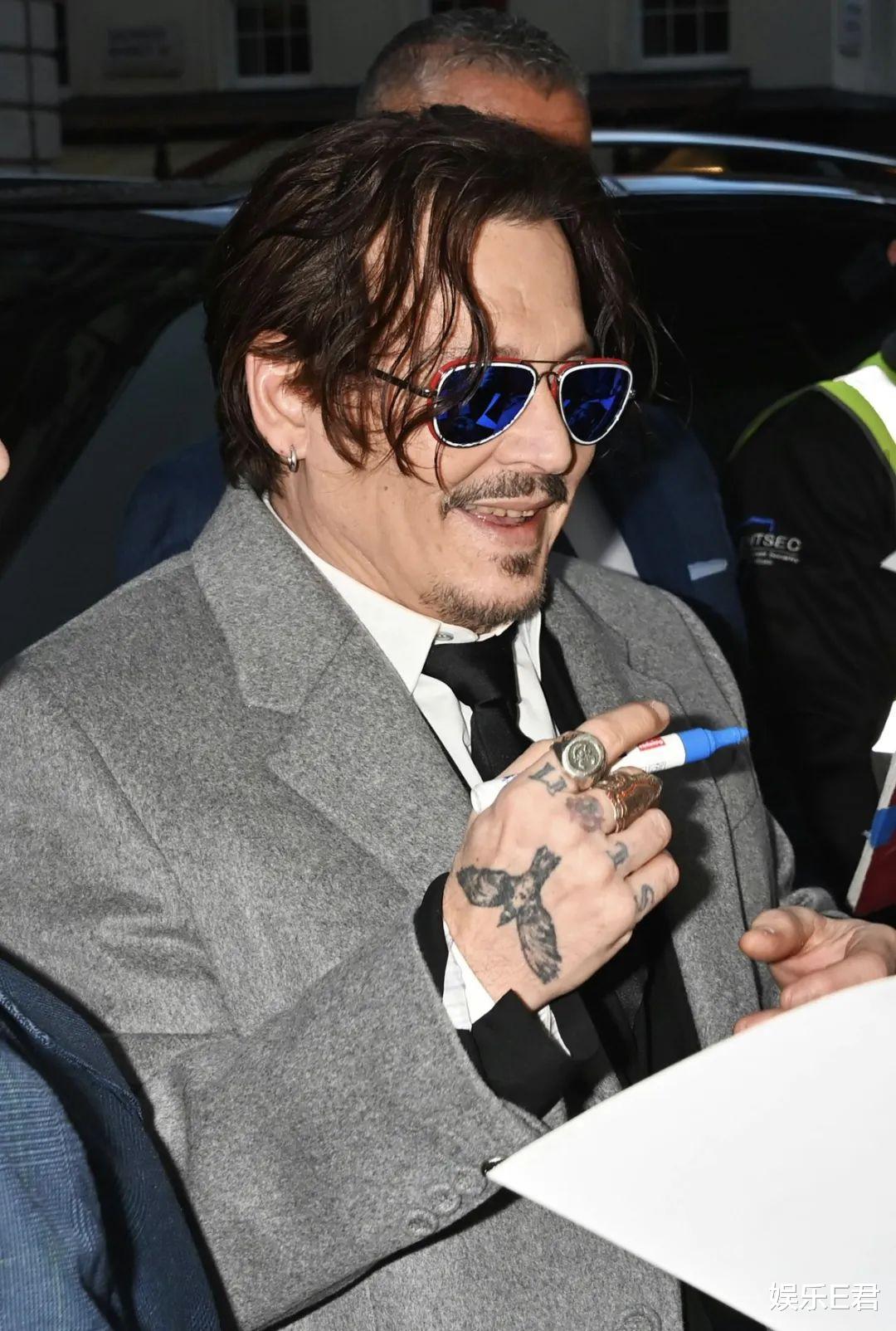 61岁德普失控发福,胖到看不见脖子,连衬衣纽扣都扣不上