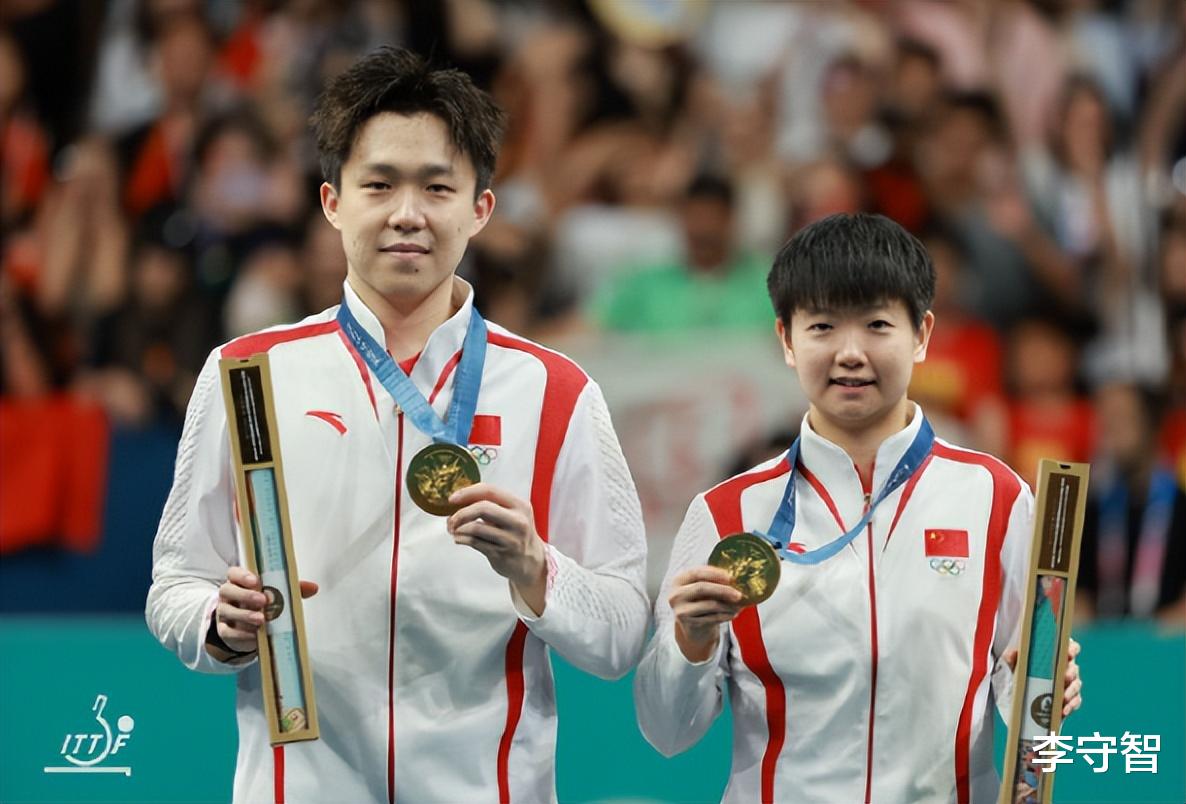 王楚钦喜得混双金牌痛失球拍，单打爆冷出局粉丝心疼，质疑很蹊跷