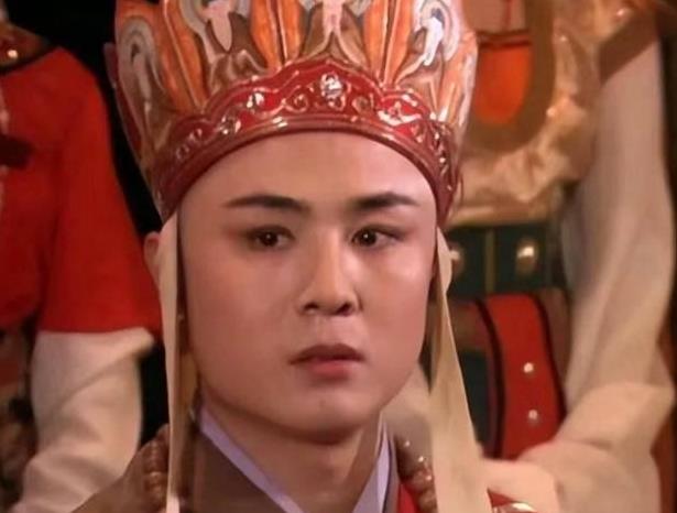 侯耀华“后院”起火!女徒弟身着清凉给徐少华伴舞,合照搔首弄姿