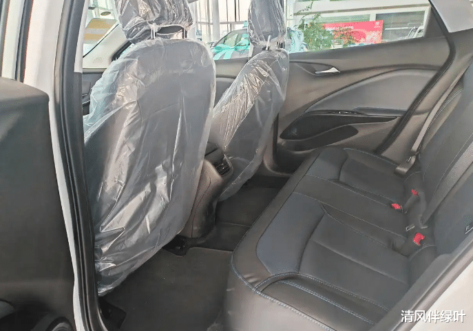 微蓝6:177P马力,三种驾驶模式,纯电出行新选择