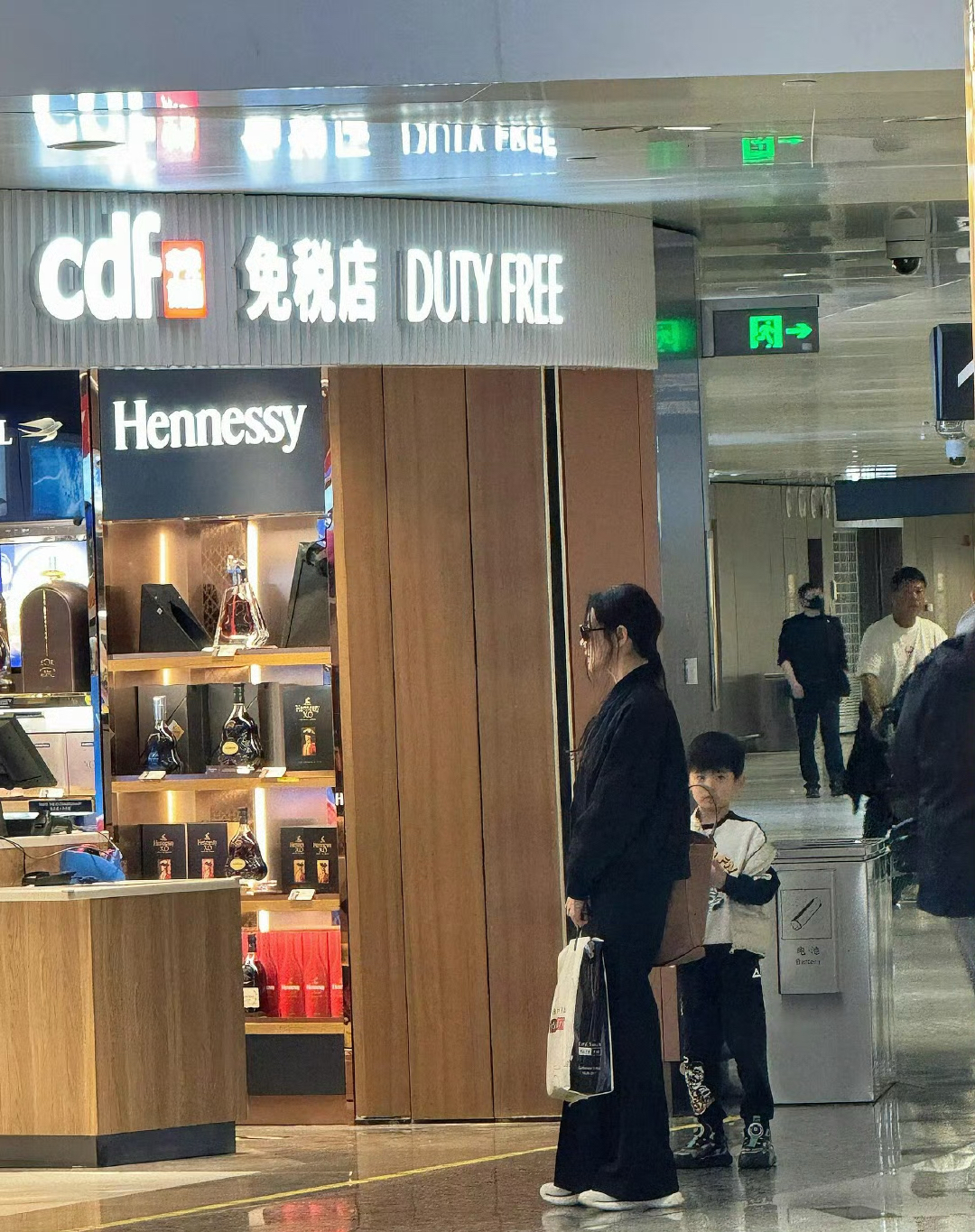 秋瓷炫于晓光全家回国,5岁儿子近照曝光,一家三口同框幸福满溢