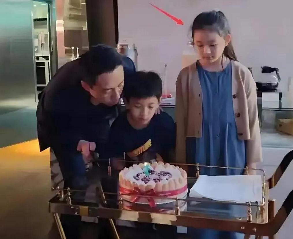 汪小菲拿到孩子证件，带着妻子回北京，孩子却留在台湾继续生活！