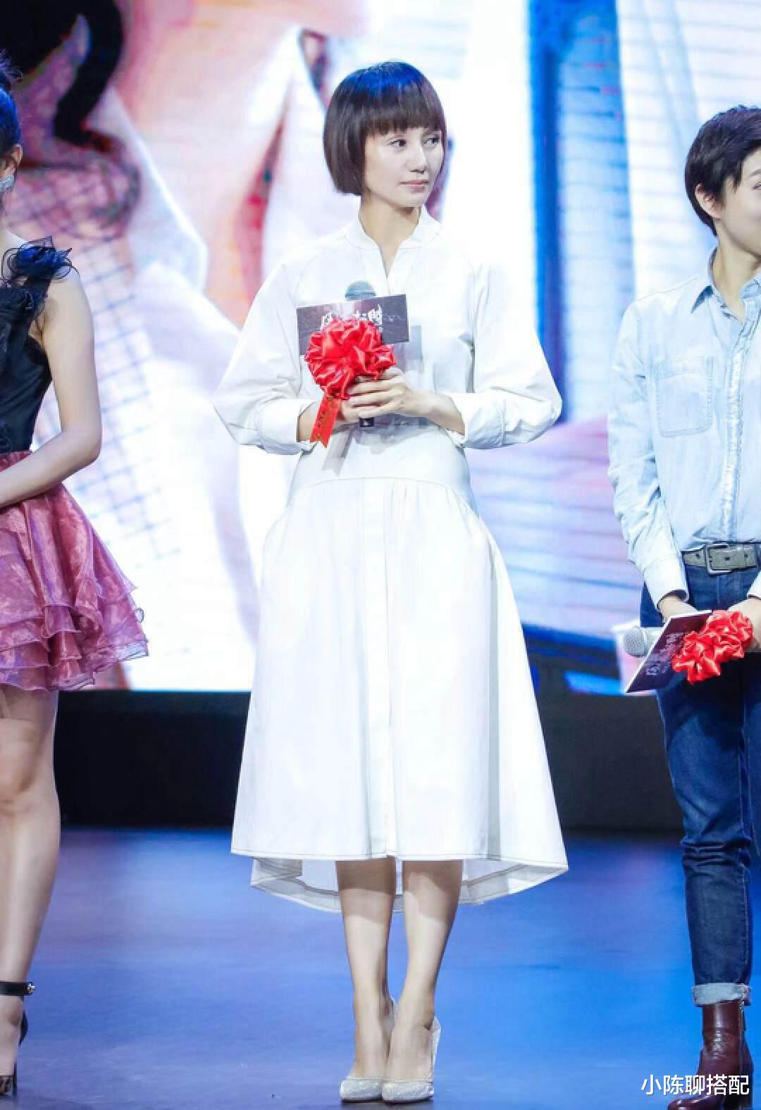 47岁袁泉亲身示范:女人上了年纪,衣要长、发要短,美得优雅得体