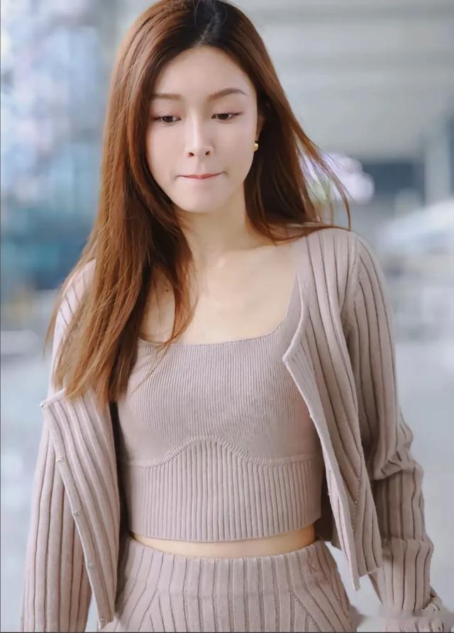 36岁文咏珊不愧是封面模特，摆pose高雅，港风闪耀