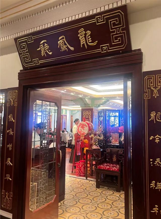 两个北方人到上海和平饭店吃饭，结账时傻眼了，豆腐价格意想不到