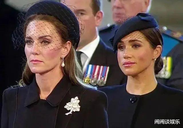 当年，梅根嘲讽凯特“一孕傻三年”，威廉用手指着梅根骂她太粗鲁