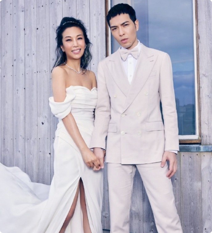 萧敬腾婚礼：小S的腿，贾静雯的肩，徐若瑄的脸，把新娘风头全抢了