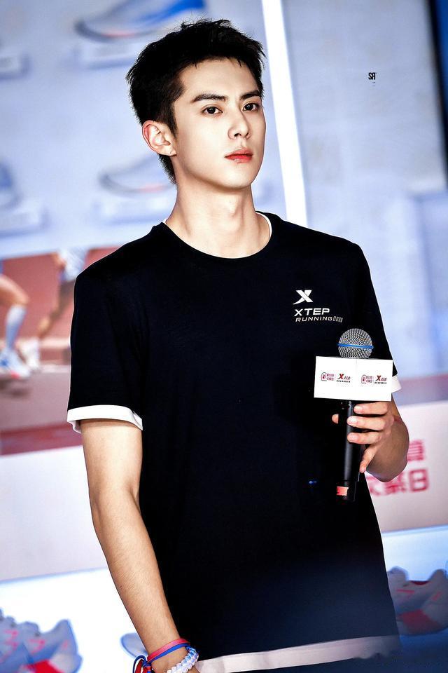 王鹤棣真的啥发型都能驾驭的很好的超级大帅哥