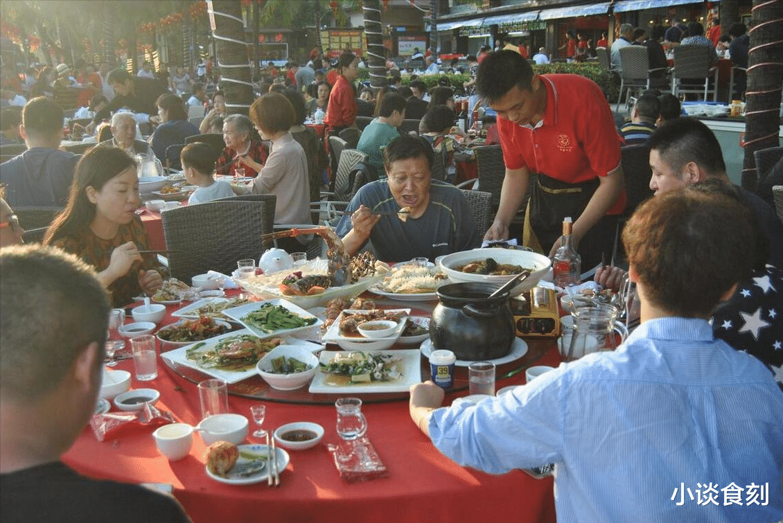 “升学宴”变“丢人宴”，请客15桌，来了8桌，网友：礼到就行