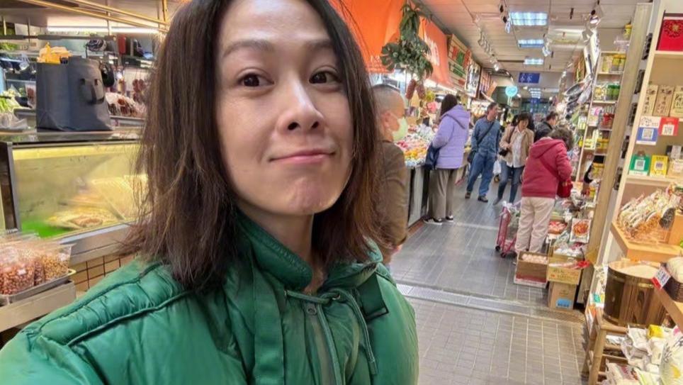 54岁刘若英素颜示人逛菜市场，工作半夜一早陪娃，坦言职业妇女累到想骂人