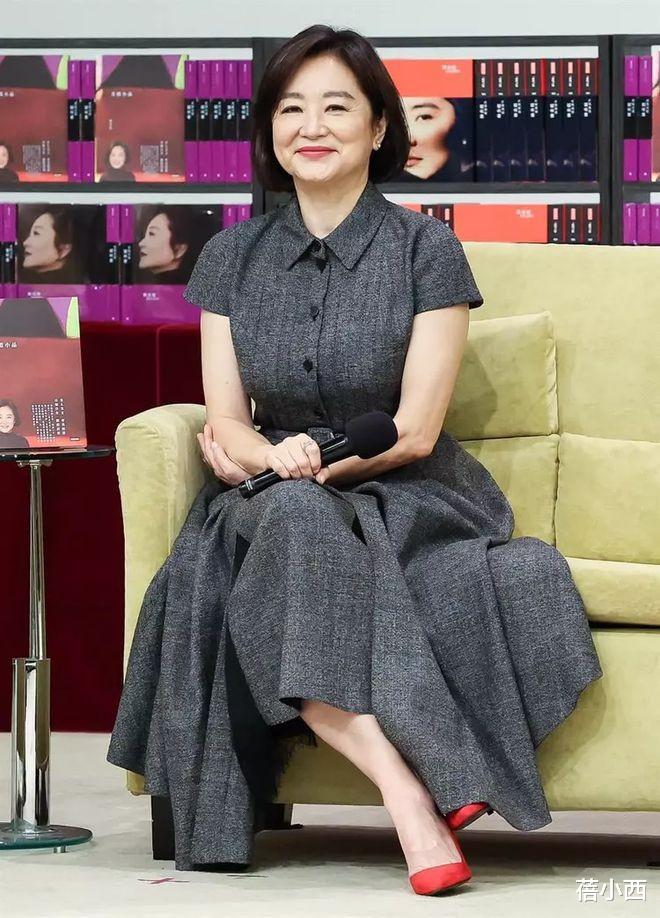 林青霞新剪了短发年轻20岁，一身灰色裙穿搭亮相，美得像换了个人
