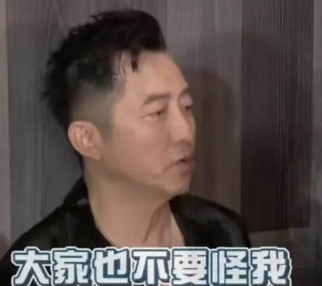 伊能静22岁儿子再穿女装,青春时尚又火辣,五官秀气比女生还美