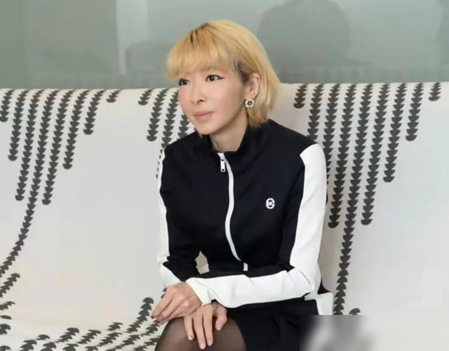 闺蜜曝大S头七,家人朋友通过香槟为其送行,范晓萱缺席再引热议