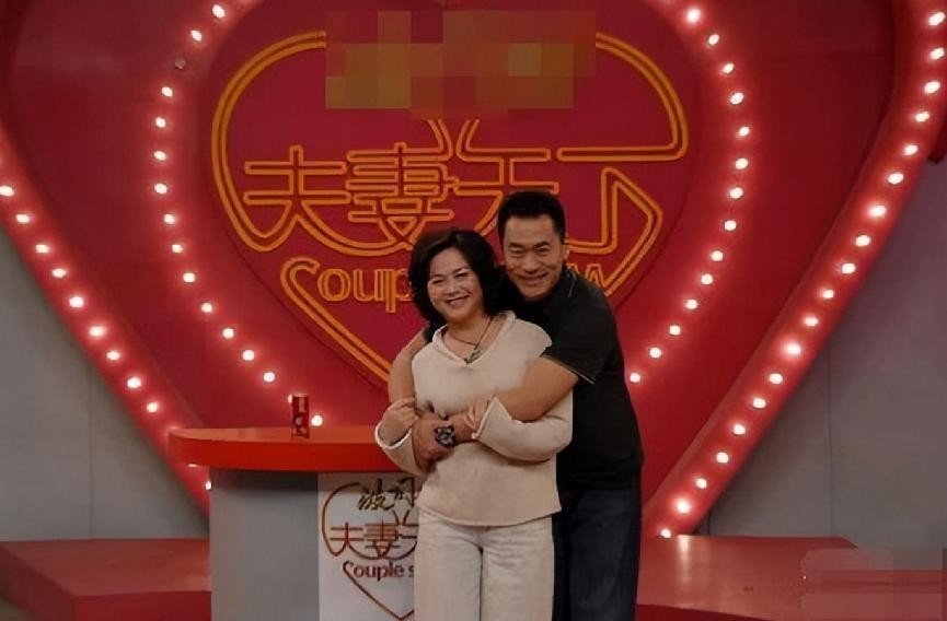 武松丁海峰：娶大自己2岁的初恋，妻子患癌后，为爱在美国砍柴