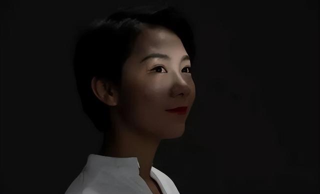 90后人大才女,不顾批评做裸模,衣不蔽体接受采访,如今怎样了