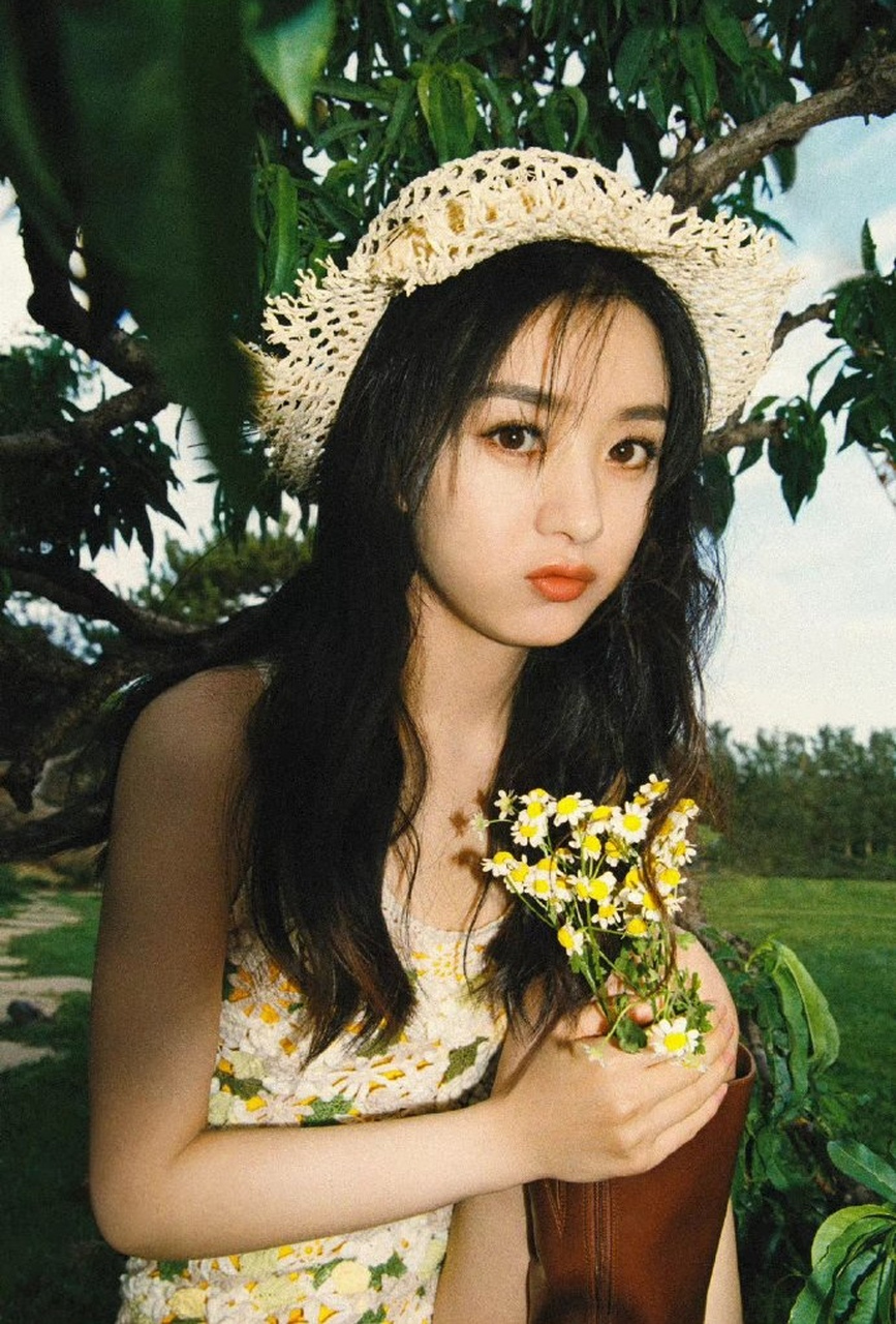 赵丽颖带全家出门吃饭！老父亲衣着光鲜帮忙看孙，一家人其乐融融