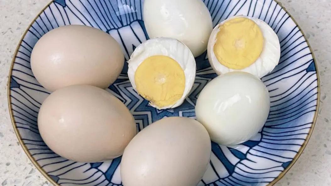 水煮蛋的正确做法，记住4个诀窍，蛋壳一拉就掉，蛋黄鲜嫩不噎人