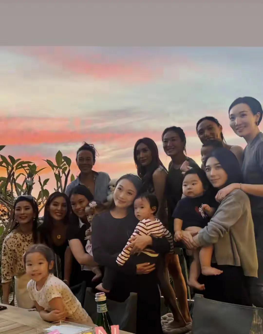 难怪大家觉得吴千语嫁给施伯雄也不像是嫁入豪门，原来结婚以后并没有怎么融...