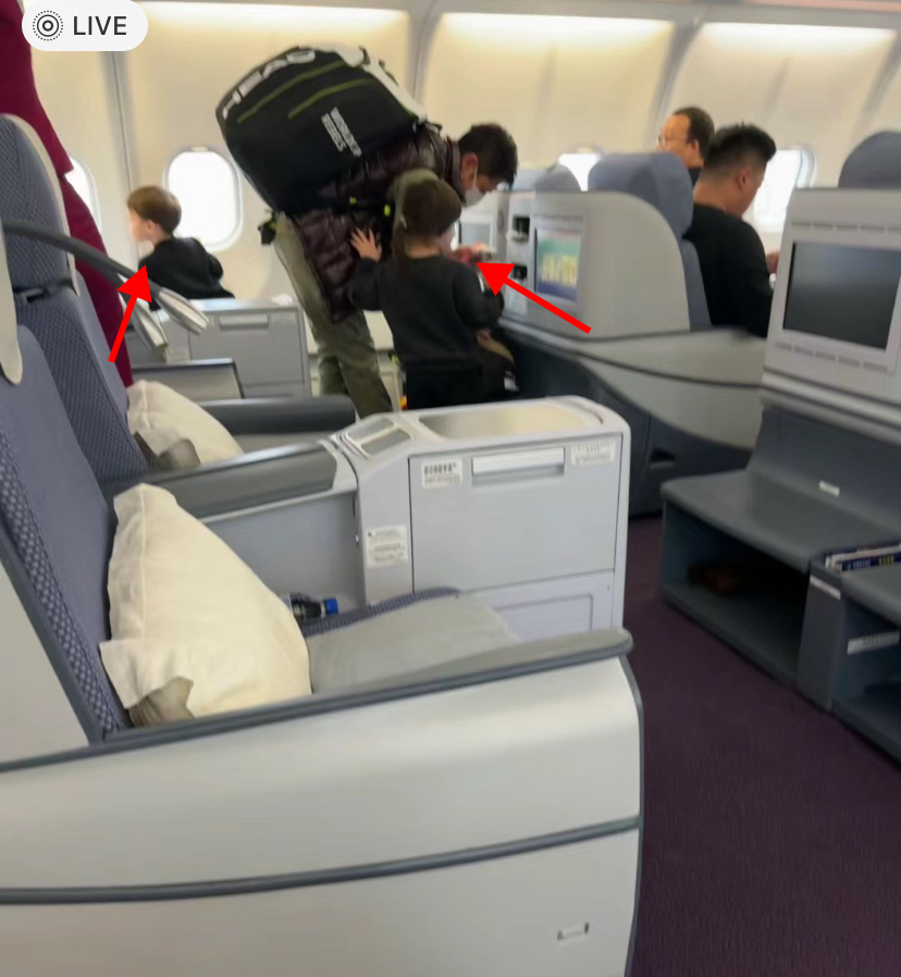 网友乘机偶遇撒贝宁，一人带俩娃拿四大包行李，纯素颜露面显憔悴