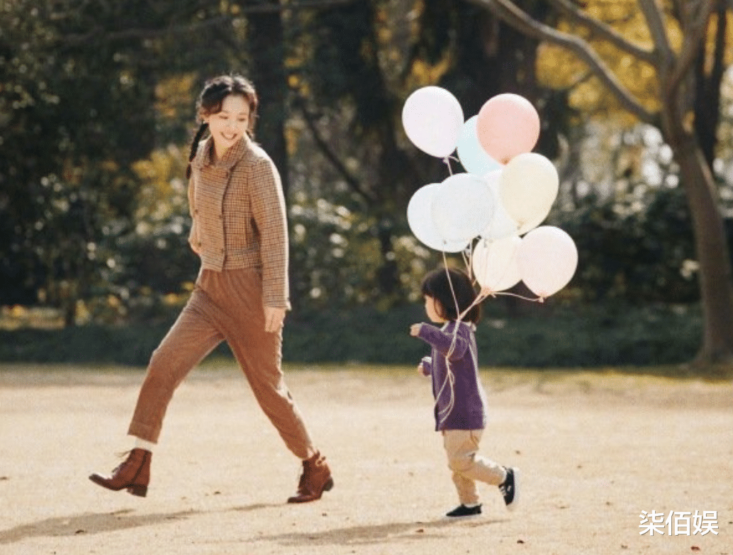 吴倩带女儿玩耍被偶遇,素颜黑眼圈重显憔悴,脸上鼓起的大包抢镜