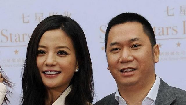 消失多年的赵薇终于露面，容颜尽失口碑暴跌的她，应验了琼瑶的话